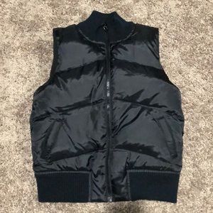 Old Navy Black Puffy Vest/Gilet